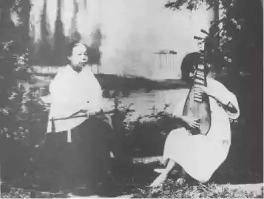 1923年丁玲与母亲在湖南常德