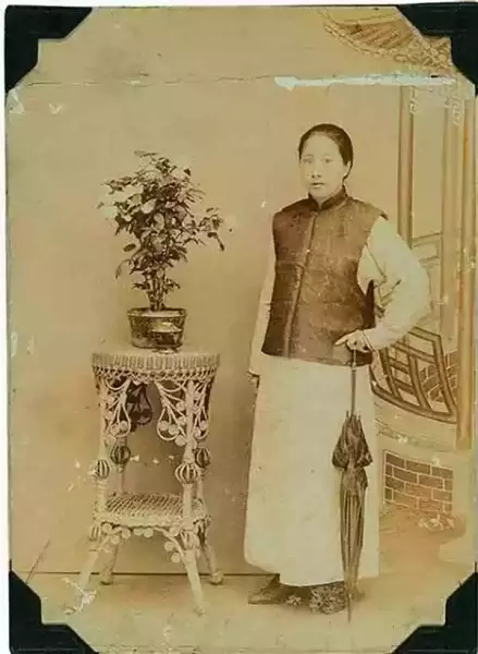 秋瑾男装照，1906年（绍兴市秋瑾研究会提供图像）