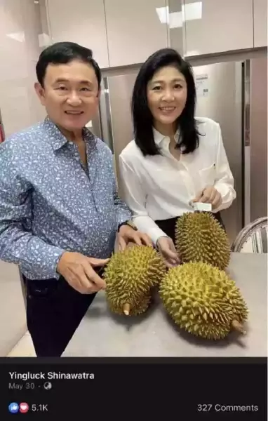 泰国前总理英拉今年五月在脸书分享的与哥哥前总理他信一起品尝来自家乡榴莲的照片，获得了五千一百余赞。