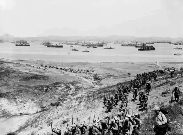 1915年的加里波第战役中，法国步兵到达希腊莱姆诺斯岛。