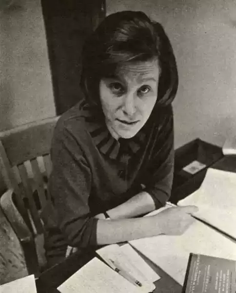 朱迪丝·N. 施克莱（Judith N. Shklar, 1928-1992），哈佛大学政治学教授，历任美国政治学与法哲学协会主席、美国政治科学协会主席。图为1966年《哈佛年鉴》所刊施克莱照片。