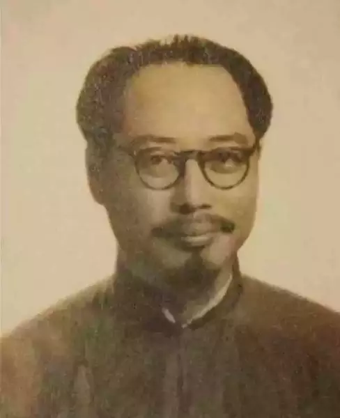 1935年，许地山出任香港大学中文系主任，进行教育改革，使过往一直由前清阁老把持的中文系焕然一新。
