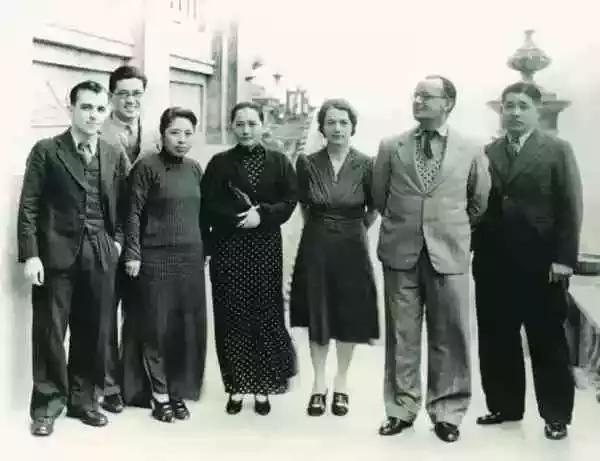 宋庆龄为抗日募款宣传而组织“保卫中国同盟”。从左到右分别是爱泼斯坦、香港《华商报》创办人邓文钊、廖仲恺之女廖梦醒、宋庆龄、司徒永觉的夫人希尔达·塞尔温-克拉克（Hilda Selwyn-Clarke）、我们的主人公佛朗士和廖仲恺之子廖承志，摄于1938年。香港大学档案馆藏。