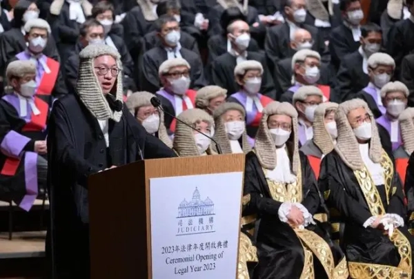 香港法官脑袋上还戴着的假发，就是满清遗老的猪尾巴辫子